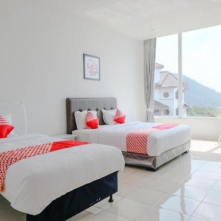 Oyo 1194 Villa Bukit Panderman Residence Бату Екстер'єр фото