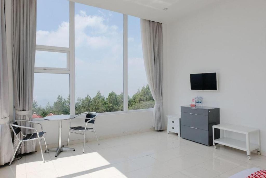 Oyo 1194 Villa Bukit Panderman Residence Бату Екстер'єр фото