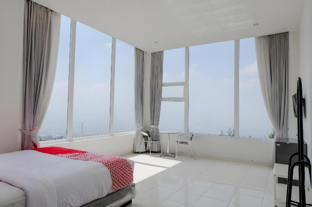 Oyo 1194 Villa Bukit Panderman Residence Бату Екстер'єр фото